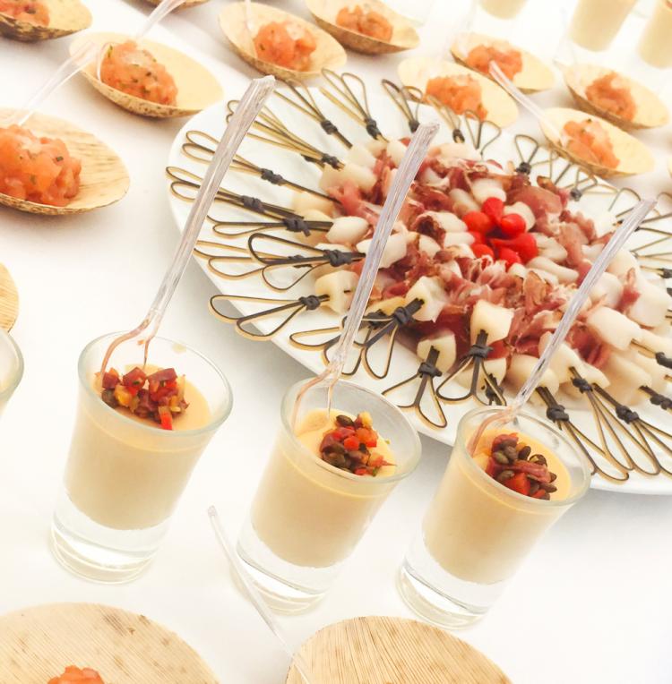Table dressée pour une réception de mariage