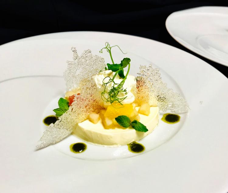 Dressage d'un buffet par l'équipe de Saveurs et Gourmandises